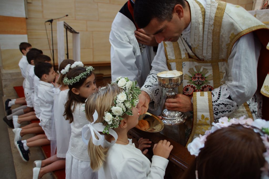 Première Communion La Fraternité Sacerdotale SaintPierre dans le