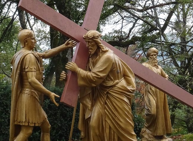 csm_Lourdes_Chemin_de_Croix_Station_5_a8f8809036